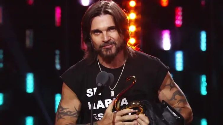 Juanes-entre-el-aplauso-y-la-carretera-anuncia-Juanes-World-Tour-2026-y-presenta-JuanesTeban-tras-recibir-Premio-Lo-Nuestro-a-la-Trayectoria