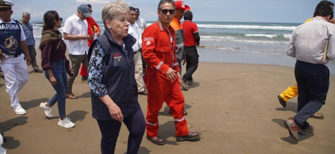 Alicia-Barcena-supervisa-limpieza-de-playas-en-Veracruz-tras-presencia-de-hidrocarburos