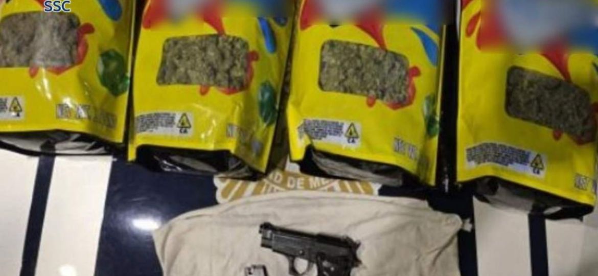 Detienen-en-Azcapotzalco-a-un-hombre-con-bolsas-de-aparente-marihuana-y-una-replica-de-arma
