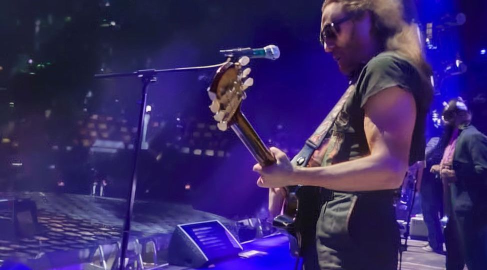 Jay-de-la-Cueva-entre-Molotov-su-proyecto-solista-y-The-Guapos