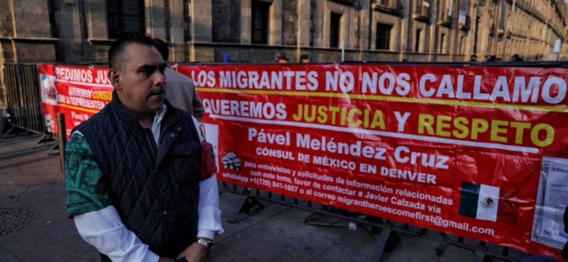 Migrantes-protestan-en-Palacio-Nacional-y-exigen-remocion-del-consul-de-Mexico-en-Denver