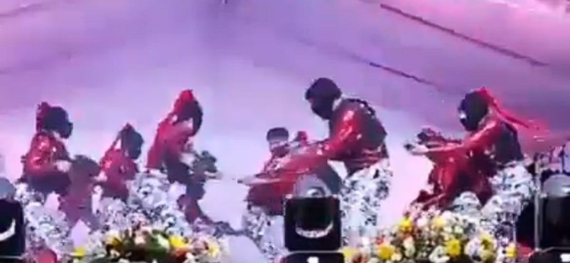 Polemica-en-Contepec-coreografia-de-alumnos-del-COBAEM-muestra-replicas-de-armas-y-fotos-de-alcaldes-asesinados