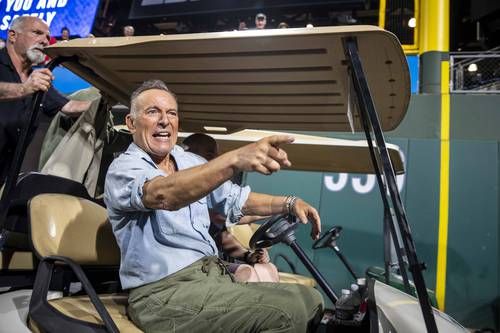Bruce-Springsteen-ofrece-oracion-tras-tiroteo-en-la-Cena-de-Corresponsales-de-la-Casa-Blanca