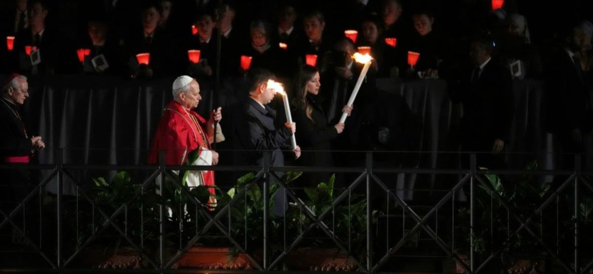 El-papa-Leon-XIV-preside-su-primera-Vigilia-Pascual-y-bautiza-a-diez-adultos-en-San-Pedro