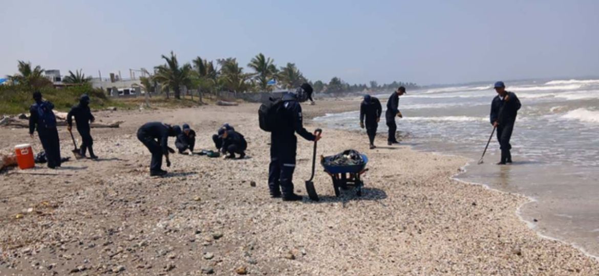 Gobierno-reporta-889.4-toneladas-recolectadas-tras-derrame-en-el-Golfo-de-Mexico
