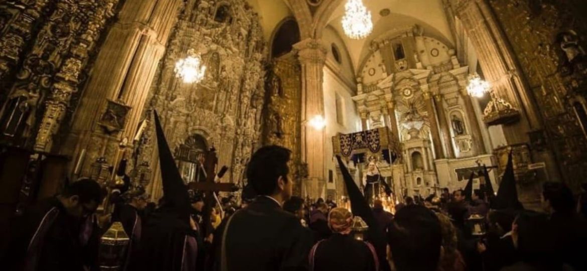 Las-voces-desde-los-balcones-pregoneros-y-saeteros-en-la-Procesion-del-Silencio-de-San-Luis-Potosi