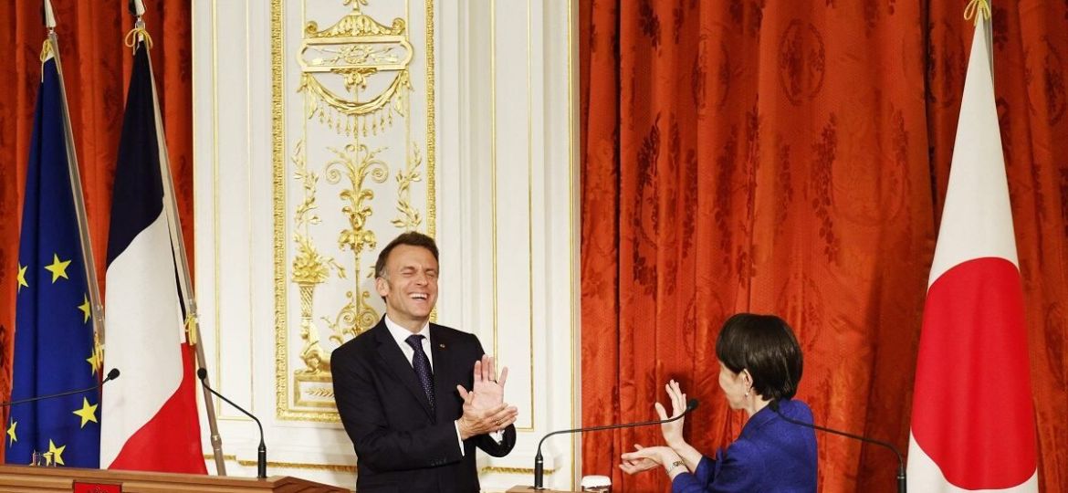 Macron-y-la-primera-ministra-de-Japon-reproducen-el-gesto-Kamehameha-en-Tokio