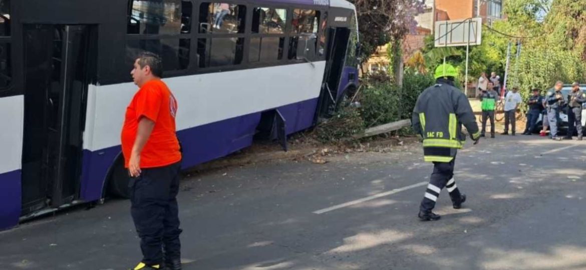 Microbus-de-la-Ruta-111-choca-contra-una-vivienda-en-Alvaro-Obregon-y-deja-12-lesionados