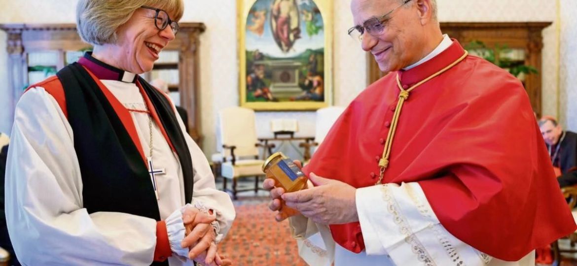 Papa-Leon-XIV-y-la-arzobispa-de-Canterbury-Sarah-Mullally-se-reunen-y-rezan-en-el-Vaticano