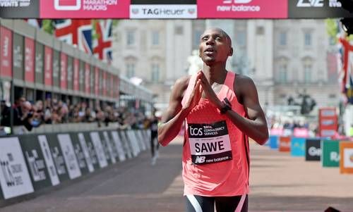 Sabastian-Sawe-rompe-la-barrera-de-las-2-horas-y-marca-15930-en-el-Maraton-de-Londres