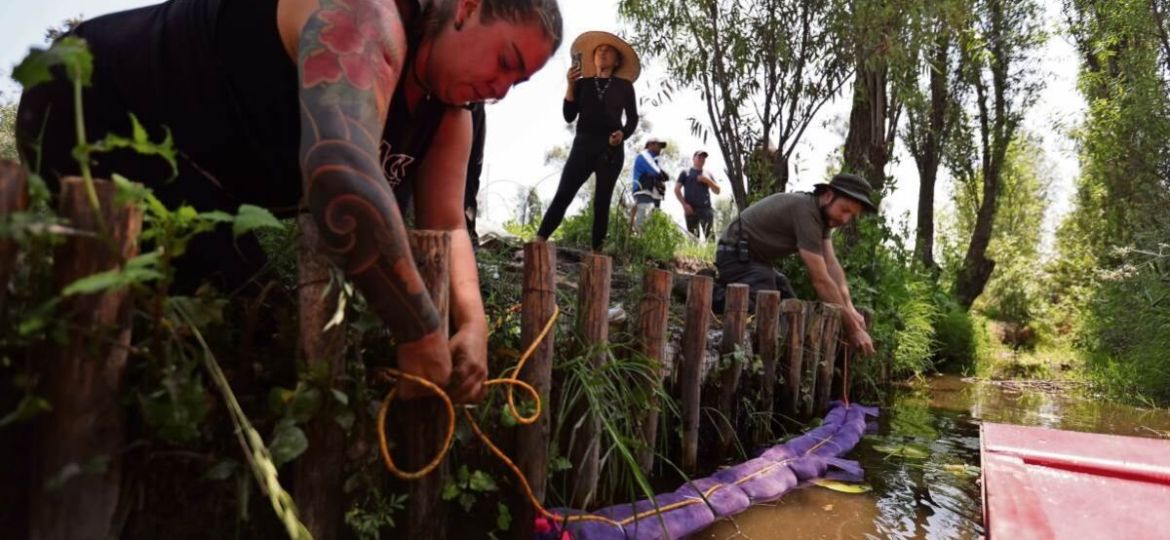 Usan-cabello-humano-para-limpiar-los-canales-de-Xochimilco