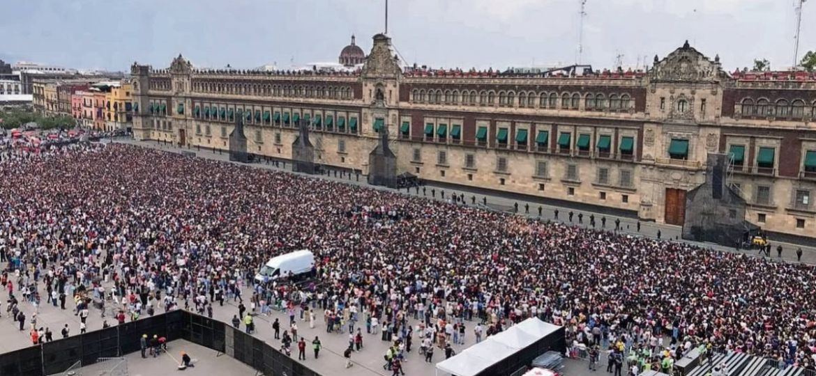 BTS-saluda-a-sus-fans-desde-un-balcon-de-Palacio-Nacional-reunen-cerca-de-50000-en-el-Zocalo