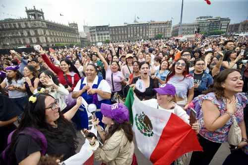 BTS-saluda-a-sus-seguidores-desde-un-balcon-de-Palacio-Nacional-junto-a-Claudia-Sheinbaum