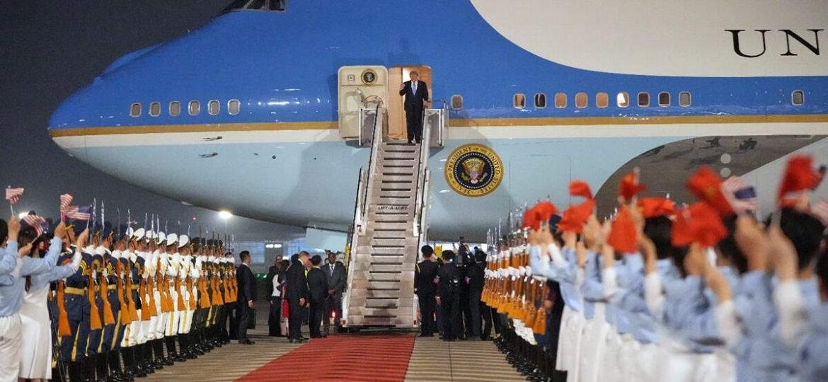 Donald-Trump-llega-a-Pekin-para-una-cumbre-con-Xi-Jinping