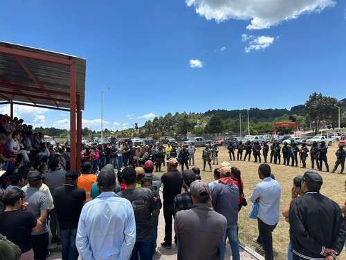 Ejercito-Guardia-Nacional-y-policias-persuaden-a-familias-y-maestros-de-no-evacuar-El-Durazno-Tamazula