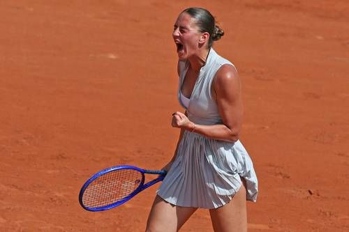 Marta-Kostyuk-avanza-en-Roland-Garros-tras-saber-que-un-misil-impacto-cerca-de-la-casa-de-sus-padres