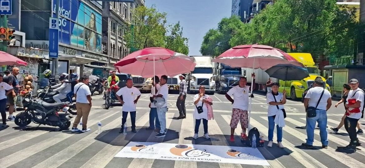 Personas-con-baja-vision-bloquean-Eje-Central-y-Av.-Juarez-en-el-Centro-exigen-espacios-de-venta