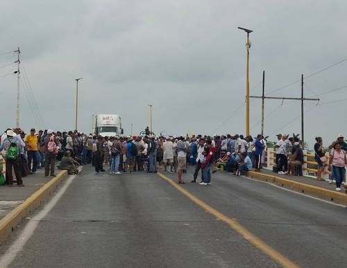 Pescadores-bloquean-puentes-y-casetas-en-Veracruz-y-Tamaulipas-para-exigir-apoyos-tras-derrame-de-hidrocarburo-1