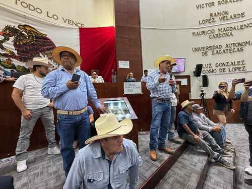 Productores-de-frijol-irrumpen-en-el-Congreso-de-Zacatecas-y-mantienen-planton