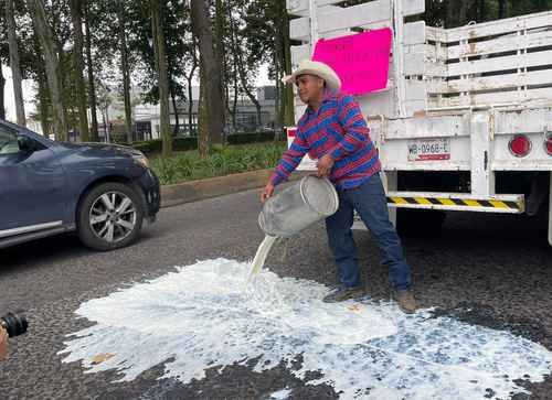 Protestas-de-lecheros-en-Xalapa-y-versiones-sobre-la-muerte-de-El-Payin-coinciden-con-la-visita-de-Trump-a-Pekin