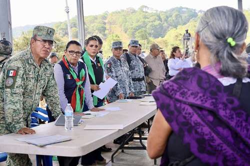 Segob-y-gobierno-de-Guerrero-atienden-a-desplazados-en-Alcozacan-y-Coatzingo-tras-violencia-en-Chilapa
