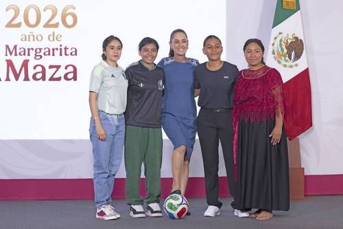 Sheinbaum-entrega-su-boleto-para-la-inauguracion-del-Mundial-a-una-joven-veracruzana