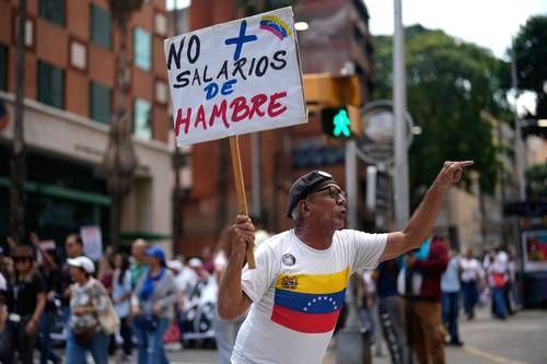 Sindicatos-protestan-en-Caracas-por-aumento-al-ingreso-minimo-integral-que-califican-de-burla