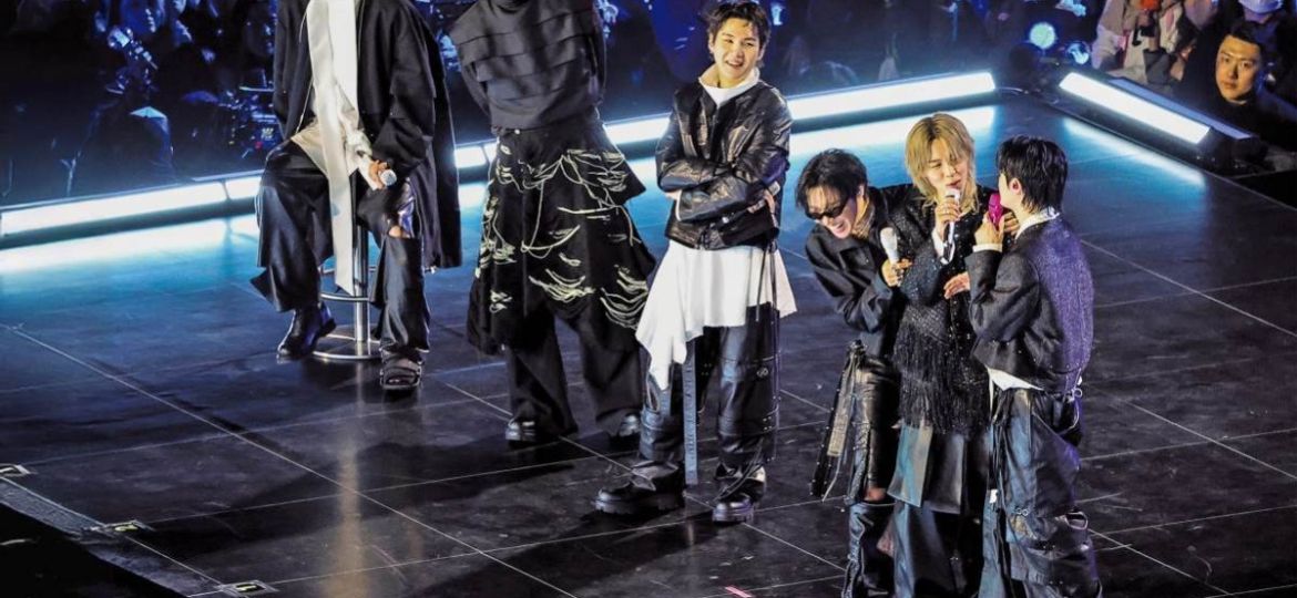 Vendedores-ofrecen-merch-no-oficial-y-traslado-cerca-del-Metro-Santa-Anita-por-los-conciertos-de-BTS