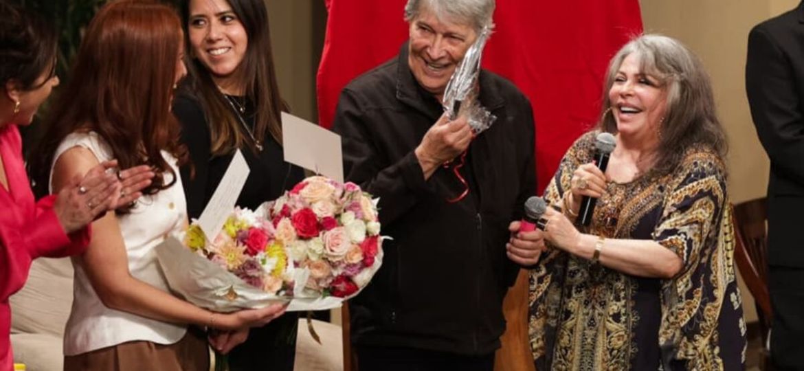 Veronica-Castro-sorprende-a-Juan-Ferrara-en-la-celebracion-por-300-funciones-de-No-te-vayas-sin-decir-adios