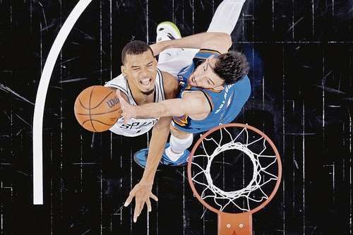 Wembanyama-anota-33-y-los-Spurs-vencen-103-82-al-Thunder-la-serie-queda-2-2