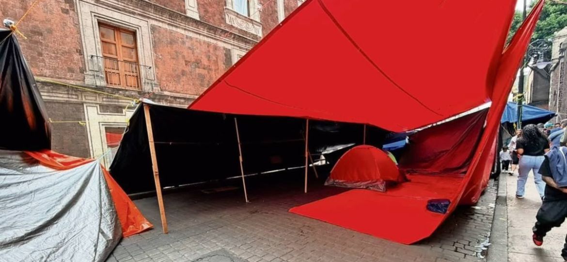 Detectan-lonas-y-espacios-vacios-en-el-planton-de-la-CNTE-en-el-Centro-Historico