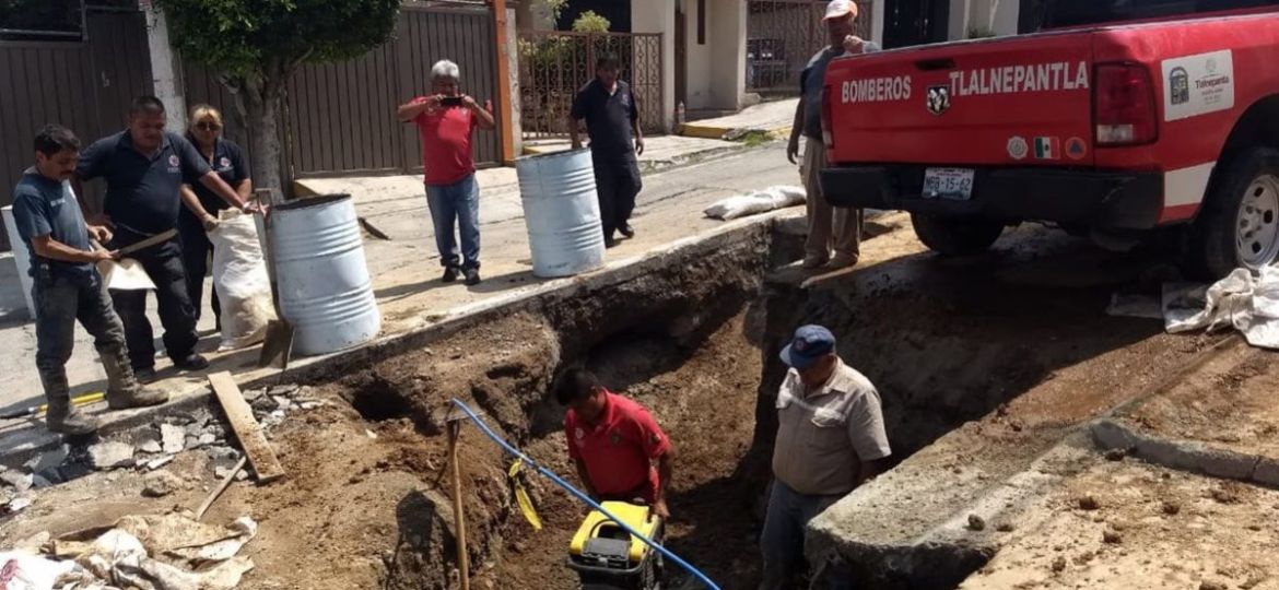 Fuga-de-drenaje-causa-socavon-y-cierre-vial-en-Viveros-del-Valle-Tlalnepantla